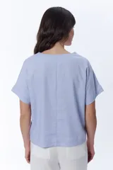 Blusa de manga corta con escote en V profundo, corte holgado y confeccionada en tejido de lino.