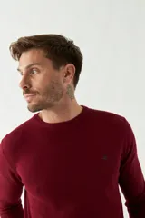 Sweater de punto para hombre con escote redondo, mangas largas y logo bordado en el pecho. Presenta un diseño clásico de calce regular.