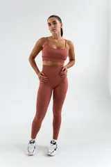 Top deportivo color ladrillo, con breteles finos y espalda deportiva.