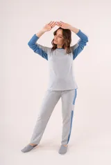 Conjunto de pijama color beige, compuesto por un buzo de manga larga con cuello redondo y un pantalón largo con cintura elástica.