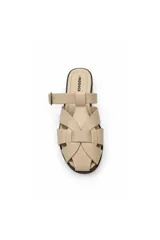 Sandalia plana Paddock modelo Talua de color negro, con diseño de tiras entrelazadas en el empeine, puntera abierta y tira lateral con hebilla metálica ajustable.