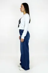 Pantalón de jean azul oscuro con corte wide leg, tiro alto y diseño de pierna ancha.