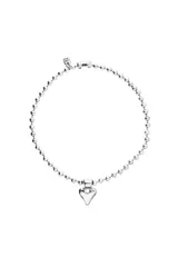 Collar de plata con cadena de bolitas y un dije central con forma de corazón irregular. El cierre tiene un pequeño dije con el logo grabado.
