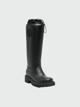 Botas de lluvia altas Moncler modelo Kickstream, de color negro con suela chunky dentada y cierre ajustable con cordón en la parte superior. Presenta el logo de la marca en relieve en el lateral de la caña.