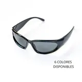 Lentes de sol negros con forma rectangular y lentes grises.
