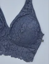 Pack de dos bralettes de encaje, marca Jessica Simpson. Uno color rosado y otro color azul.