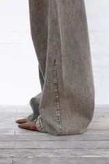 Jean de mujer color gris oscuro con efecto acid wash, de corte holgado y tiro bajo.