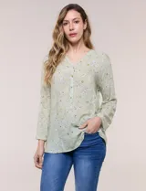 Blusa verde claro con estampado paisley, escote en V con botones frontales y manga larga.