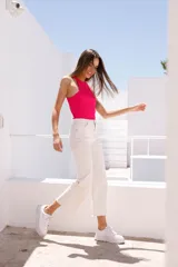 Musculosa blanca de algodón con cuello redondo y sisas amplias.
