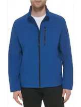 Campera softshell azul con cierre frontal, cuello alto y un bolsillo con cierre en el pecho. Presenta un parche engomado con el logo de Calvin Klein en la manga y la inscripción Calvin Klein bordada en el cuello. Confeccionada en poliéster y elastano.