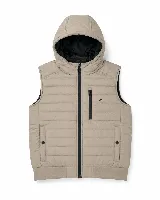 Chaleco puffer liviano color beige con capucha, cierre frontal y bolsillo en el pecho con cierre. Presenta diseño acolchado horizontal y puños elásticos en la cintura.