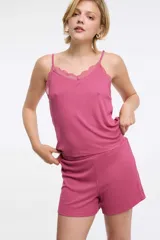 Short de dormir confeccionado en tejido rib, con cintura elastizada y detalle de encaje en los laterales.