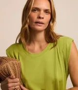 Vestido midi verde con cuello redondo y hombreras. Incluye cinturón de cordón a juego.