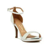 Sandalia de fiesta Vizzano color plateado brillante, con tira fina en la punta, plataforma y taco alto. Posee tira ajustable con hebilla en el tobillo.