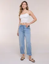 Pantalón tipo jean de corte relajado y pierna ancha, color celeste, con pretina elástica en la espalda, cordón de ajuste frontal y dobladillo en los tobillos.