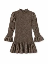 Vestido corto marrón con estampado floreado, confeccionado con tejido fruncido tipo nido de abeja en el torso y mangas largas con diseño abullonado y volados en los puños. Presenta cuello alto con volado y falda evasé corta con vuelo.