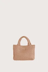 Bolso pequeño de mano con diseño trenzado en color tostado, con estructura rectangular y asas cortas integradas.