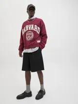 Short chino negro de tiro medio con cierre de cremallera, bolsillos delanteros y traseros.