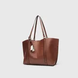 Cartera tipo shopper marrón de cuero vegano con diseño estructurado, doble asa larga para hombro y detalle de llavero decorativo colgante.