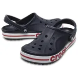 Zuecos Crocs modelo Bayaband color azul marino, con banda blanca y línea roja en la suela que incluye el logo de la marca en letras rojas.