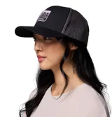 Gorro tipo trucker de Columbia, con frente negro y paneles traseros de malla gris. Presenta un parche frontal con diseño de montañas y logo de la marca.