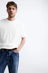 Jersey de algodón de punto, color rosa pálido, con cuello redondo y manga corta, corte relajado.