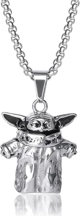 Collar plateado con dije de Baby Yoda, personaje de Star Wars. La cadena es de acero inoxidable y el dije tiene detalles en negro. Producto oficial de Disney.
