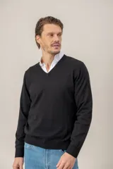 Sweater de cuello en V confeccionado en lana merino, de diseño clásico con puños y ruedo acanalados.