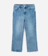 Pantalón de jean de corte recto, color azul medio, con cintura alta, trabillas para cinturón, cierre frontal con botón y cremallera, y bolsillos funcionales.