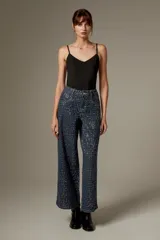 Pantalón jean ancho de tiro medio, completamente revestido con lentejuelas azul oscuro, de corte recto y cinco bolsillos.
