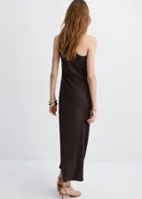 Vestido largo marrón, de diseño asimétrico con un solo hombro y corte entallado.