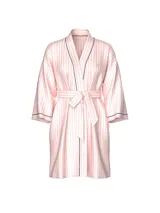 Bata de satén con diseño de rayas verticales en tonos rosados y blancos, con ribetes negros y detalle de bordado brillante en el pecho. Cuenta con mangas tres cuartos, bolsillos laterales y lazo ajustable en la cintura.