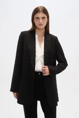 Blazer de viscosa color negro con cuello smoking y bolsillos laterales.