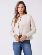 Cardigan tejido de punto color beige, con cuello a la base y cierre frontal mediante un botón metálico decorativo. Presenta mangas largas y corte recto.