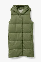 Chaleco largo acolchado color verde militar, con capucha integrada y cierre frontal oculto. Diseño sin mangas con costuras horizontales.
