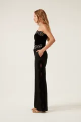 Pantalón negro de vestir de corte recto con cintura media y detalle de trenza de terciopelo calada en los laterales.