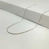 Cadena plateada de eslabones finos.