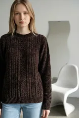 Sweater de chenille con textura de punto trenzado vertical, cuello redondo y puños acanalados.