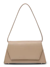 Cartera bandolera pequeña de estructura rígida en color beige, con tapa frontal plegada y cierre de botón. Cuenta con una correa larga para llevar al hombro.