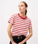 Remera femenina Marfinno de manga corta, confeccionada en mezcla de algodón y poliéster. Presenta un diseño de rayas horizontales, cuello redondo acanalado en color rojo y corte recto.