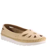 Zapato bajo color beige con diseño calado en la capellada y suela blanca.