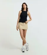 Musculosa de rib color negro, con cuello redondo, diseño sin mangas y cierre frontal abotonado con pequeños botones.