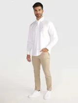 Pantalón de corte recto y diseño de cinco bolsillos, confeccionado en una mezcla de algodón orgánico y elastano. Presenta cierre de botón y cremallera, con cinta distintiva de la marca sobre el bolsillo delantero.