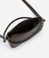 Cartera tipo baguette color marrón con textura efecto piel de serpiente. Presenta un diseño compacto con cierre de cremallera superior, una cadena decorativa frontal en tono oscuro y una correa larga ajustable y desmontable.