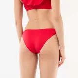 Braguita de bikini de tiro bajo confeccionada en microfibra suave color rojo.