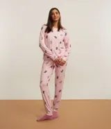 Pijama largo de Lov, color rosado con estampa de gatitos, compuesto por una blusa de cuello redondo y manga larga, y un pantalón con cintura elástica y cordón de ajuste.