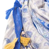Pashmina rectangular de viscosa liviana con estampado floral multicolor y terminación con flecos cortos.