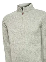 Buzo polar color gris jaspeado con cuello alto, medio cierre frontal y bolsillos laterales. Confeccionado con fibras de poliéster reciclado.