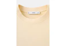 Camiseta de manga corta y cuello redondo color amarillo claro, confeccionada en algodón con ribete elastizado en el cuello.
