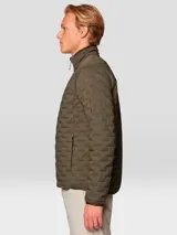 Campera técnica de plumón con diseño acolchado, cuello alto y cierre frontal completo. Confeccionada en tejido elástico con bolsillos laterales con cremallera y puños elásticos.